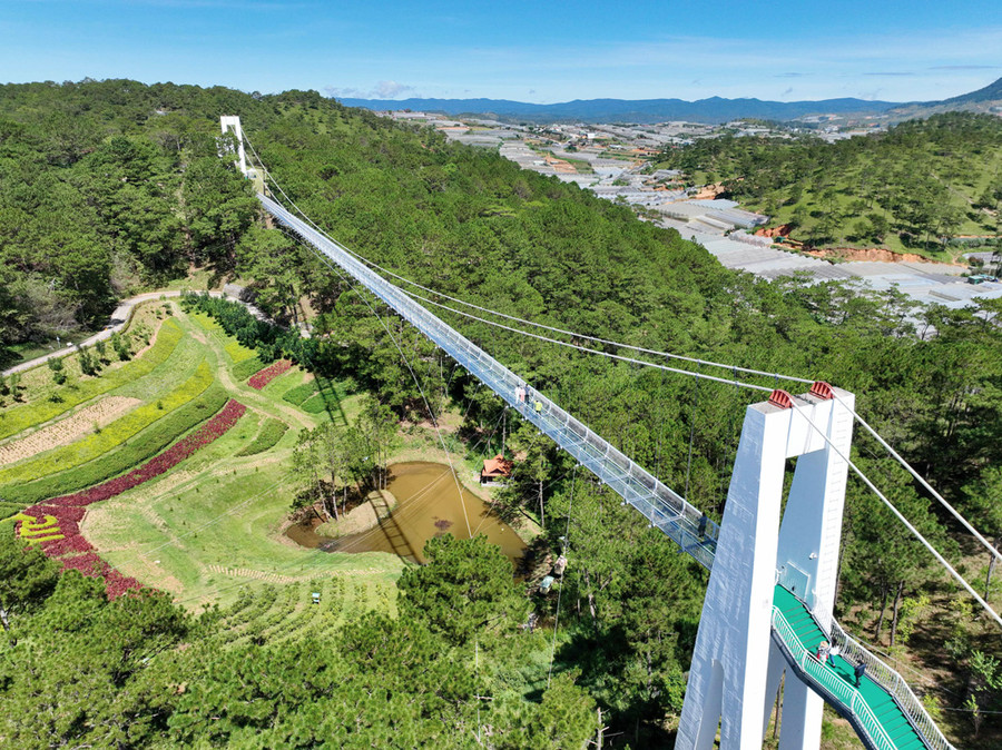 Đây là cầu treo dây võng, mặt cầu được làm bằng kính cường lực 5 lớp, dày gần 4 cm, treo bằng 2 mố neo cao 10 m, hai trụ đỡ cao 20 m và 28 m, ở độ cao gần 100 m so với mặt đất, tức là cầu có độ cao hơn 1.500 m so với mực nước biển Đây là cầu treo dây võng, mặt cầu được làm bằng kính cường lực 5 lớp, dày gần 4 cm, treo bằng 2 mố neo cao 10 m, hai trụ đỡ cao 20 m và 28 m, ở độ cao gần 100 m so với mặt đất, tức là cầu có độ cao hơn 1.500 m so với mực nước biển