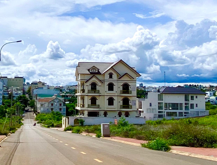 Ngày càng nhiều người dân chọn kiến trúc mái dốc cho ngôi nhà của mình. Ảnh: H.D Ngày càng nhiều người dân chọn kiến trúc mái dốc cho ngôi nhà của mình. Ảnh: H.D
