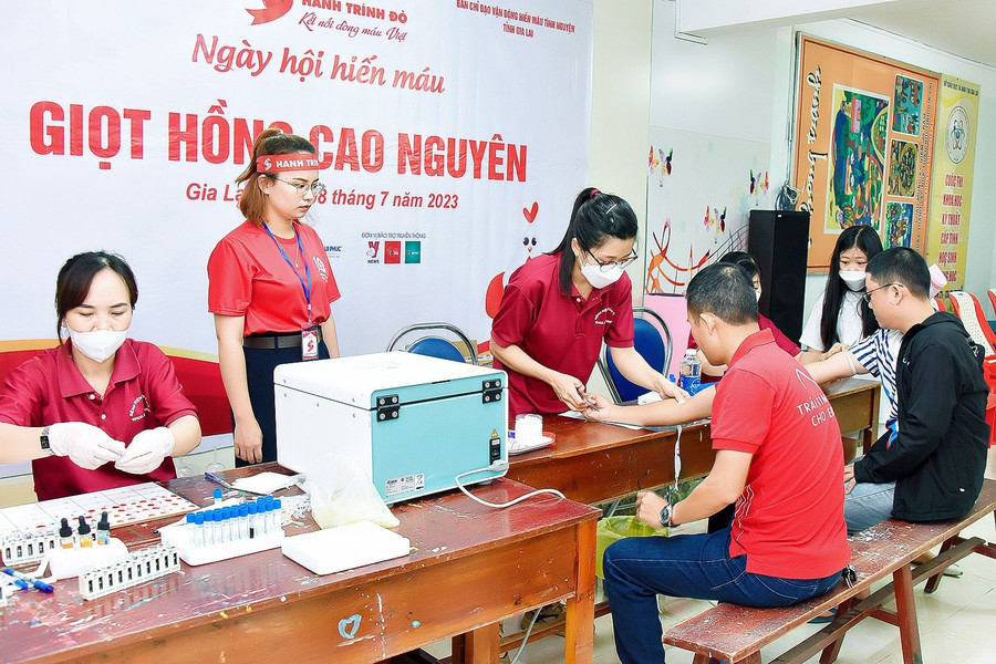 Người dân được xét nghiệm sàng lọc trước khi hiến máu. Ảnh: Đ.T Người dân được xét nghiệm sàng lọc trước khi hiến máu. Ảnh: Đ.T