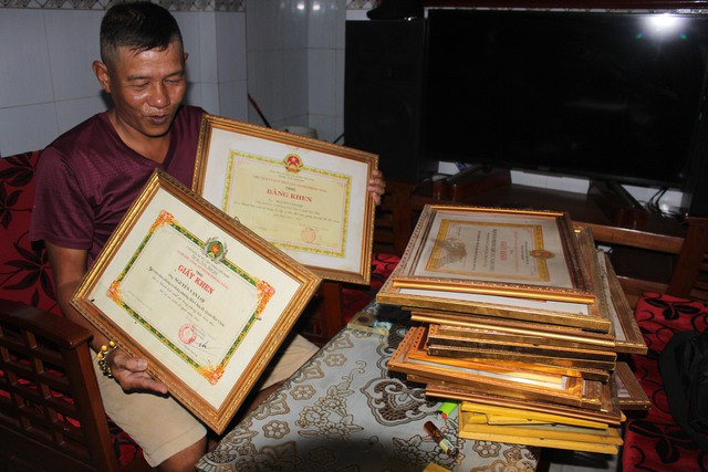 Phục thiện giang hồ: 'Đại ca' ra tù cảm hóa trẻ hư - Ảnh 1. Bằng khen và giấy khen ông Lợi được tặng. Ảnh: QUANG VIÊN