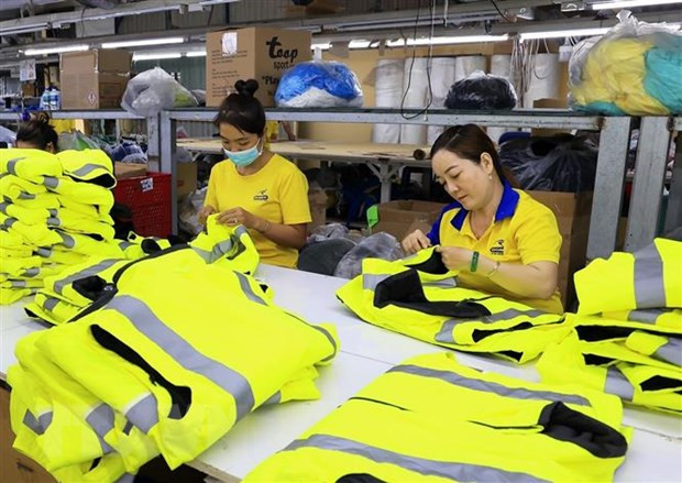 Gia công hàng dệt may xuất khẩu. (Ảnh: Hồng Đạt/TTXVN) Gia công hàng dệt may xuất khẩu. (Ảnh: Hồng Đạt/TTXVN)