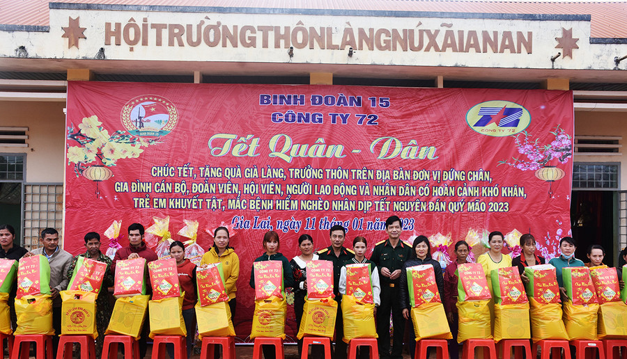 Công ty TNHH một thành viên 72 (Binh đoàn 15) tổ chức Chương trình Tết quân dân. Ảnh: Vĩnh Hoàng Công ty TNHH một thành viên 72 (Binh đoàn 15) tổ chức Chương trình Tết quân dân. Ảnh: Vĩnh Hoàng