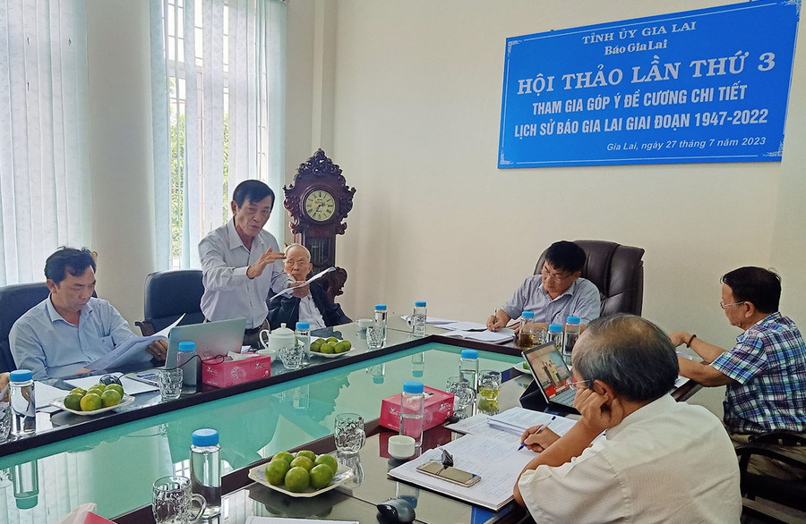Các đồng chí nguyên là lãnh đạo Báo Gia Lai qua các thời kỳ đã tiếp tục đóng góp thêm nhiều ý kiến quan trọng vào bản dự thảo. Ảnh: Đoàn Nga