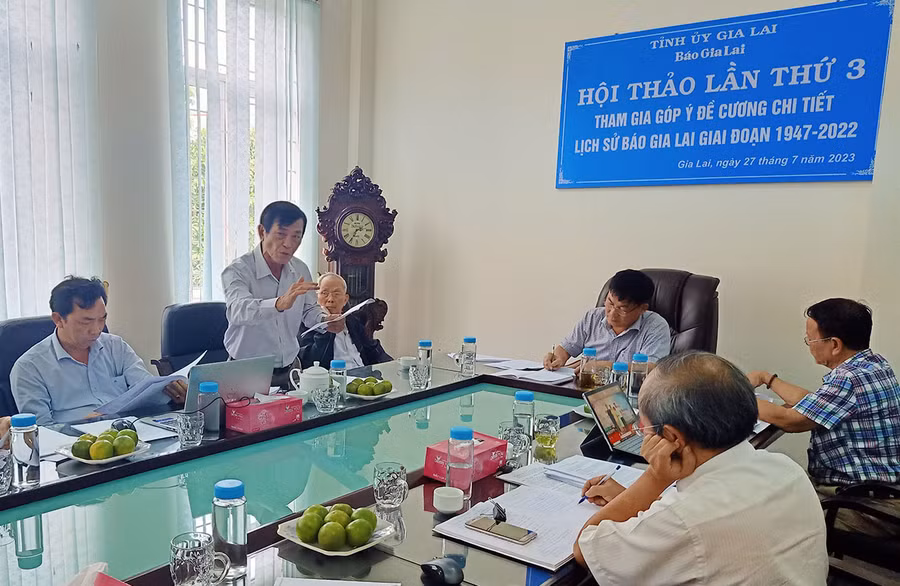 Các đồng chí nguyên là lãnh đạo Báo Gia Lai qua các thời kỳ đã tiếp tục đóng góp thêm nhiều ý kiến quan trọng vào bản dự thảo. Ảnh: Đoàn Nga