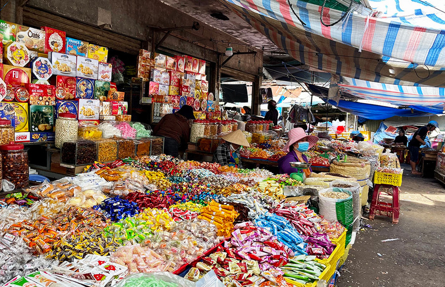 Khung cảnh vắng vẻ tại Trung tâm Thương mại Pleiku những ngày giáp Tết. Ảnh: V.T