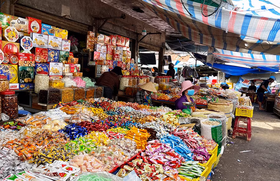Khung cảnh vắng vẻ tại Trung tâm Thương mại Pleiku những ngày giáp Tết. Ảnh: V.T