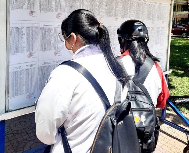 Thí sinh dự thi tại Ban coi thi Trường THPT Kon Tum kiểm tra thông tin trước khi vào học quy chế thi. (Nguồn: Sở Giáo dục và Đào tạo tỉnh Kon Tum)