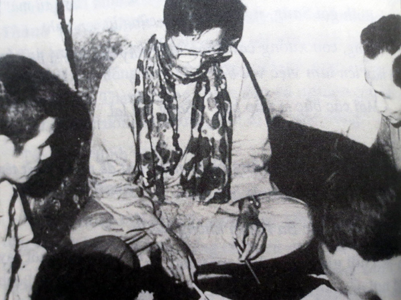 Bác sĩ Nguyễn Thiện Thành (thứ hai từ phải sang) tham gia thảo luận kế hoạch tác chiến bảo vệ thương binh năm 1970. Bác sĩ Nguyễn Thiện Thành (thứ hai từ phải sang) tham gia thảo luận kế hoạch tác chiến bảo vệ thương binh năm 1970.