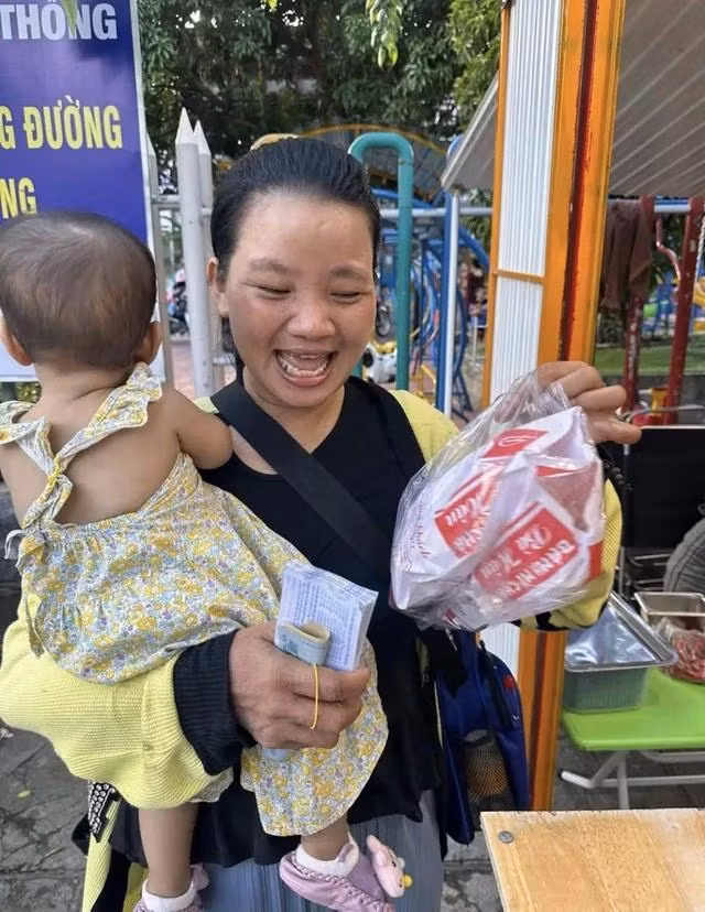 Niềm vui của hai mẹ con khi nhận "bánh mì treo". Ảnh: NVCC