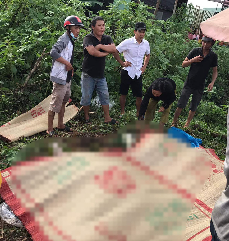 3 người ngồi trên xe con chết tại chỗ, tài xế bị thương sau vụ tai nạn. Ảnh: Phạm Quý 3 người ngồi trên xe con chết tại chỗ, tài xế bị thương sau vụ tai nạn. Ảnh: Phạm Quý