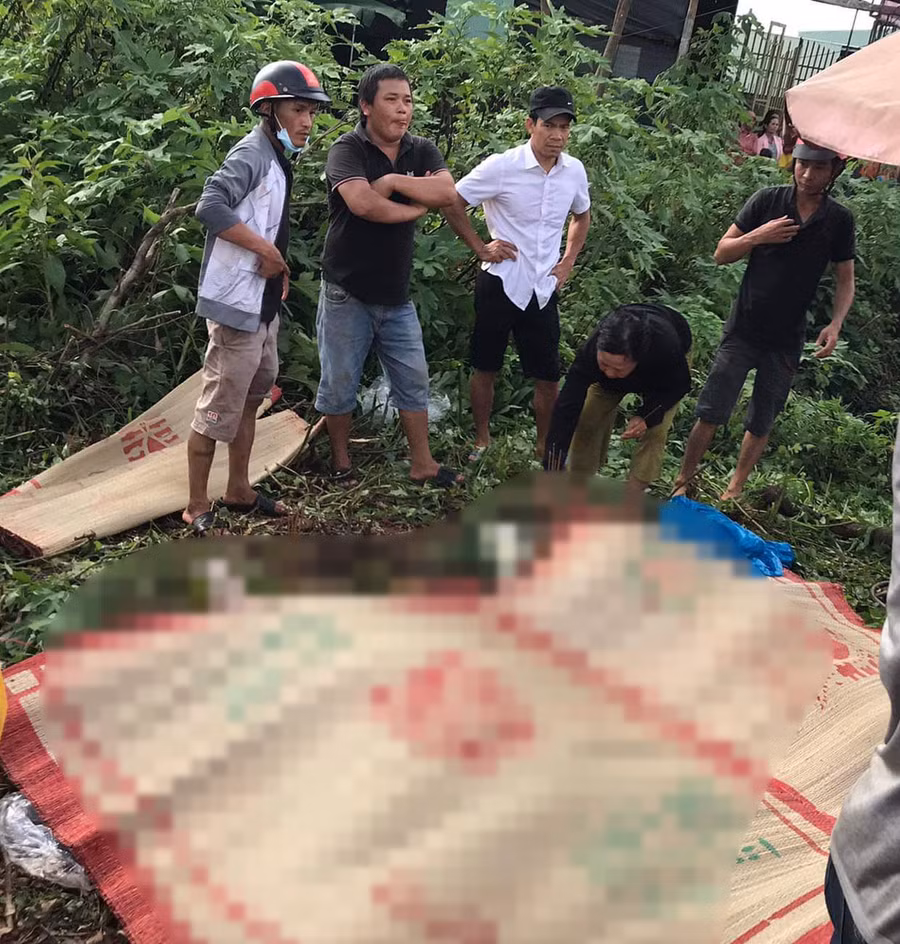 3 người ngồi trên xe con chết tại chỗ, tài xế bị thương sau vụ tai nạn. Ảnh: Phạm Quý