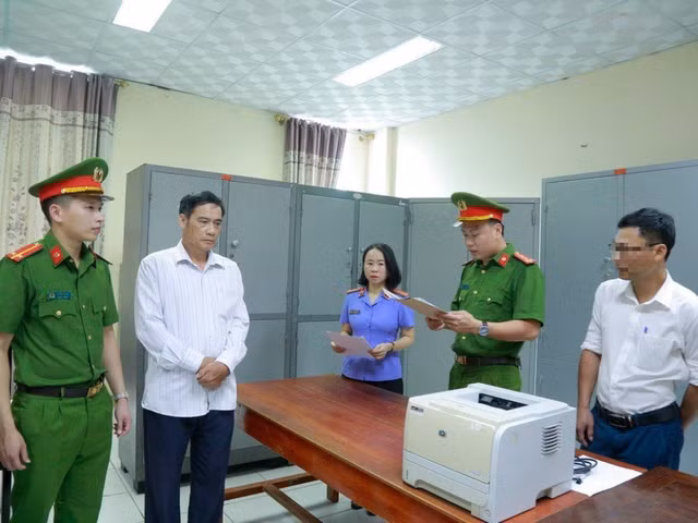 Nguyên Chủ tịch UBND xã Thạch Bằng bị bắt giữ. Ảnh: CACC