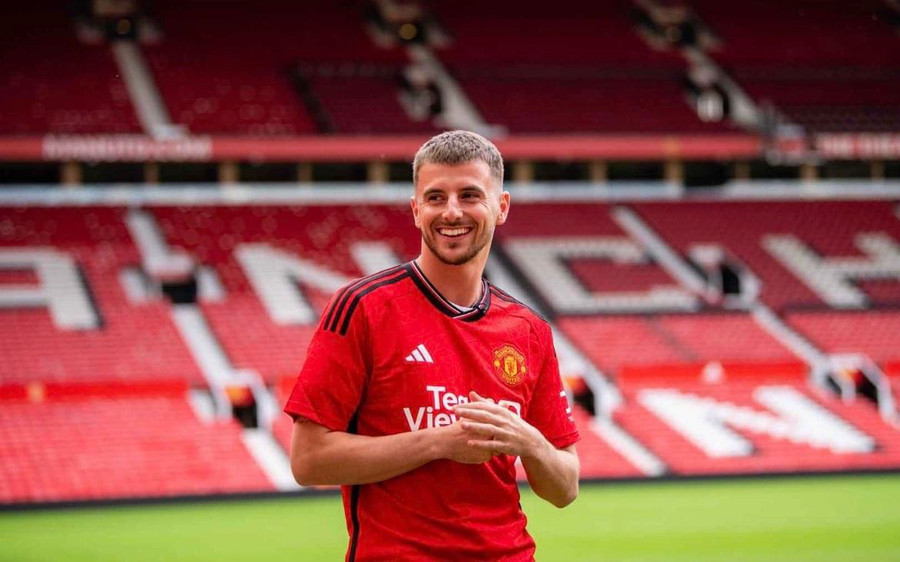 Mason Mount tươi cười trong ngày ra mắt Manchester United. Ảnh: MUFC