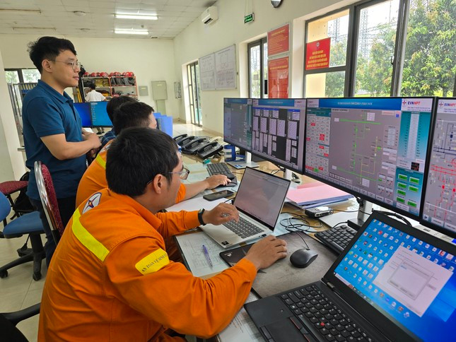 Bên trong phòng điều khiển Trạm biến áp Phố Nối.