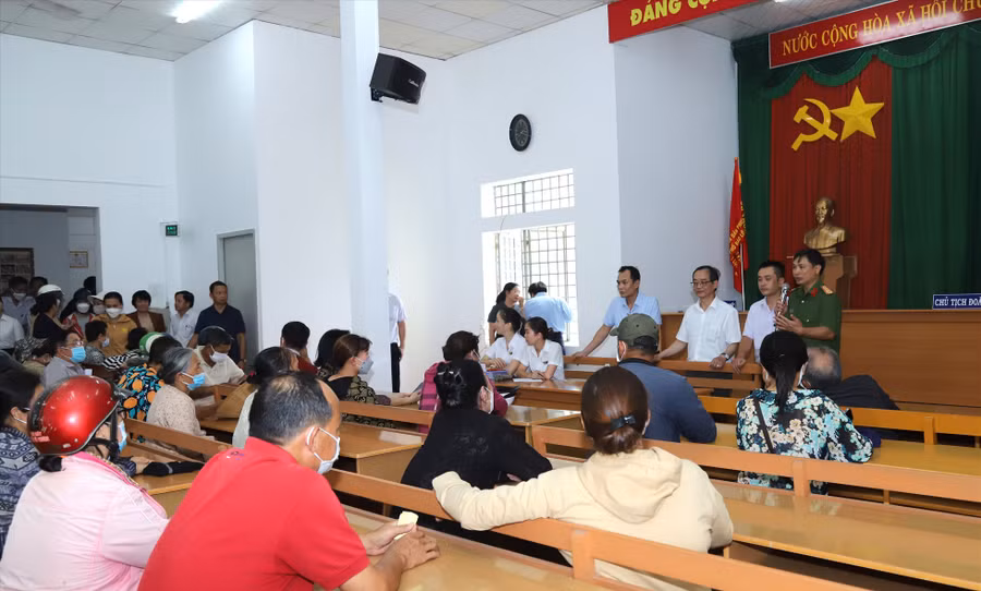 Cơ quan chức năng tuyên truyền cho người dân nắm bắt sự việc. Ảnh: Khánh Phúc Cơ quan chức năng tuyên truyền cho người dân nắm bắt sự việc. Ảnh: Khánh Phúc