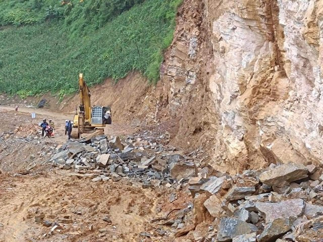 Hiện trường nơi xảy ra vụ đá rơi đè 2 người tử vong. Ảnh: Facebook Hiện trường nơi xảy ra vụ đá rơi đè 2 người tử vong. Ảnh: Facebook