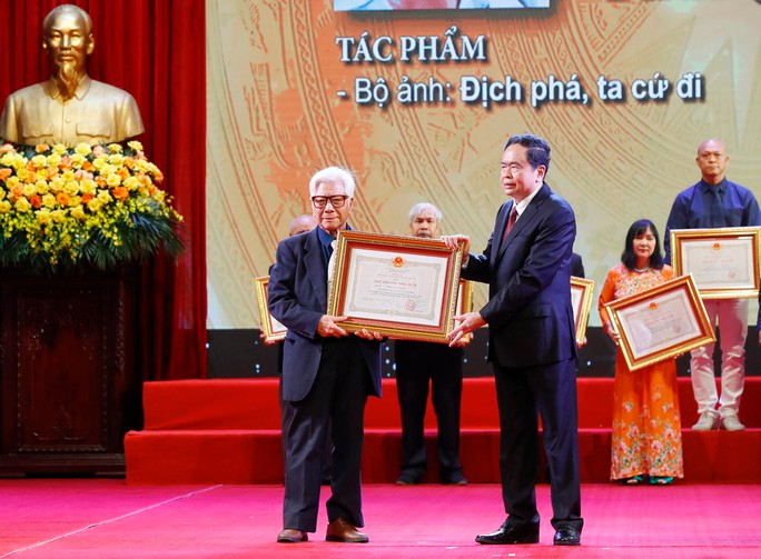 Sớm chi trả tiền thưởng cho tác giả đoạt Giải thưởng Hồ Chí Minh - Ảnh 1. Phó Chủ tịch Quốc hội Trần Thanh Mẫn trao Giải thưởng Nhà nước tặng tác giả Đinh Quang Thành với bộ ảnh “Địch phá, ta cứ đi”. Ảnh: TTXVN