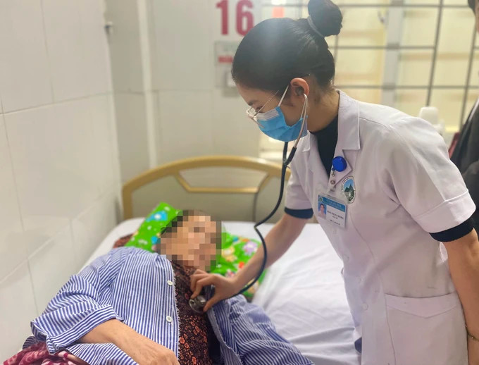 Bác sĩ kiểm tra sức khỏe cho bệnh nhân H.T.H. Bác sĩ kiểm tra sức khỏe cho bệnh nhân H.T.H.