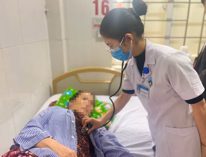 Bác sĩ kiểm tra sức khỏe cho bệnh nhân H.T.H.