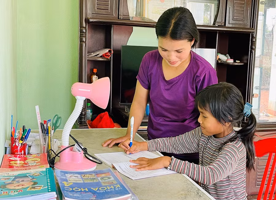 Từ ngày được tặng bàn học và đèn học, em Ralan Thanh Xuân có động lực hơn trong học tập. Ảnh: Mai Ka Từ ngày được tặng bàn học và đèn học, em Ralan Thanh Xuân có động lực hơn trong học tập. Ảnh: Mai Ka