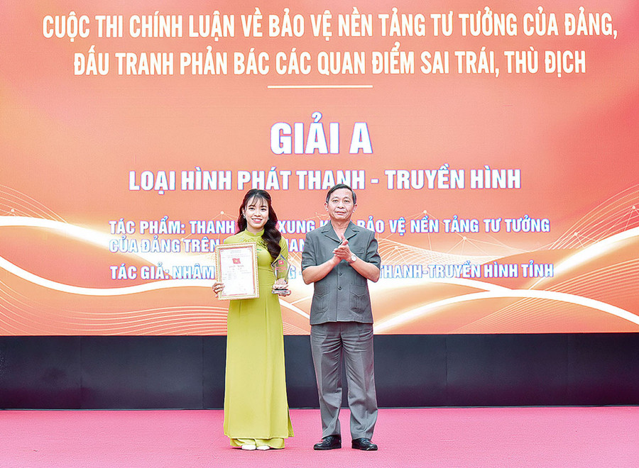Ủy viên Ban Thường vụ Tỉnh ủy, Trưởng ban Tuyên giáo Tỉnh ủy Huỳnh Thế Mạnh trao giải A loại hình phát thanh-truyền hình cuộc thi “Chính luận về bảo vệ nền tảng tư tưởng của Đảng, đấu tranh phản bác các quan điểm sai trái, thù địch” cho phóng viên Nhâm Thùy Dung (Đài Phát thanh-Truyền hình tỉnh). Ảnh: Đ.T Ủy viên Ban Thường vụ Tỉnh ủy, Trưởng ban Tuyên giáo Tỉnh ủy Huỳnh Thế Mạnh trao giải A loại hình phát thanh-truyền hình cuộc thi “Chính luận về bảo vệ nền tảng tư tưởng của Đảng, đấu tranh phản bác các quan điểm sai trái, thù địch” cho phóng viên Nhâm Thùy Dung (Đài Phát thanh-Truyền hình tỉnh). Ảnh: Đ.T