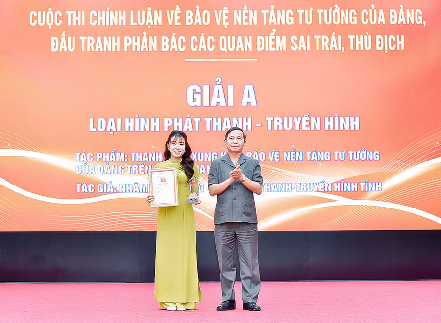 Ủy viên Ban Thường vụ Tỉnh ủy, Trưởng ban Tuyên giáo Tỉnh ủy Huỳnh Thế Mạnh trao giải A loại hình phát thanh-truyền hình cuộc thi “Chính luận về bảo vệ nền tảng tư tưởng của Đảng, đấu tranh phản bác các quan điểm sai trái, thù địch” cho phóng viên Nhâm Thùy Dung (Đài Phát thanh-Truyền hình tỉnh). Ảnh: Đ.T