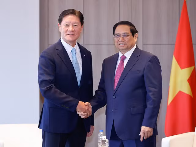 Thủ tướng và ông Huh Yoon Hong, Chủ tịch tập đoàn GS Engineering &amp; Construction Corp. Ảnh: Nhật Bắc