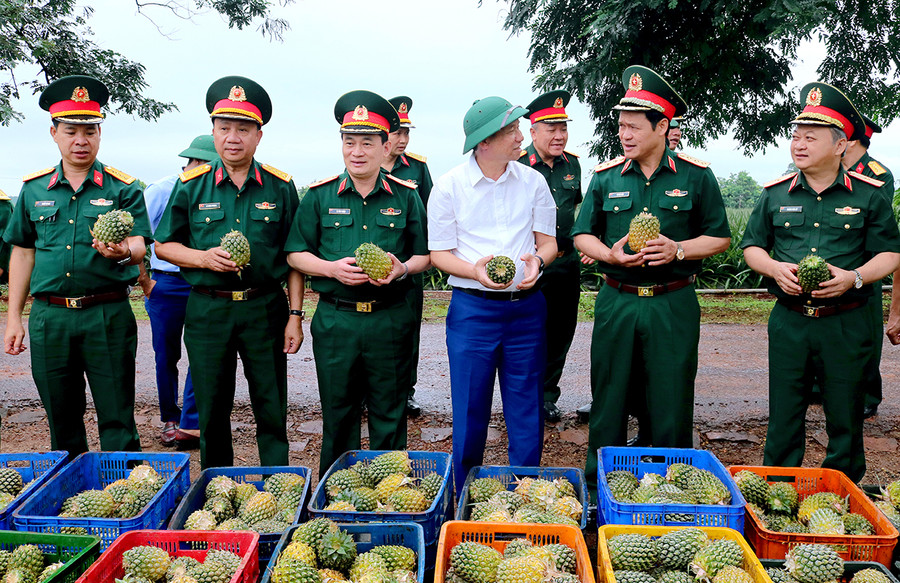 Đoàn công tác của Bộ Quốc phòng kiểm tra các sản phẩm của Binh đoàn làm ra. Ảnh: V.H Đoàn công tác của Bộ Quốc phòng kiểm tra các sản phẩm của Binh đoàn làm ra. Ảnh: V.H