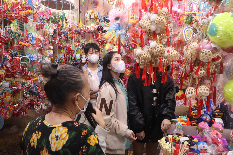 Trung thu là tết thiếu nhi, vì sao người lớn lại đi chơi nhiều? - Ảnh 5. Bạn trẻ đến đây còn tìm mua những loại lồng đèn “hot trend” để chụp ảnh, quay clip. Ảnh: PHÚC KHA