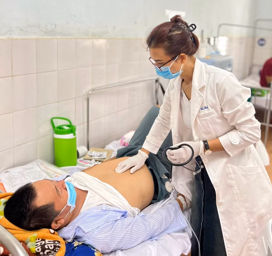 Bác sĩ Rah Lan Huế thăm khám cho bệnh nhân. Ảnh: H.N
