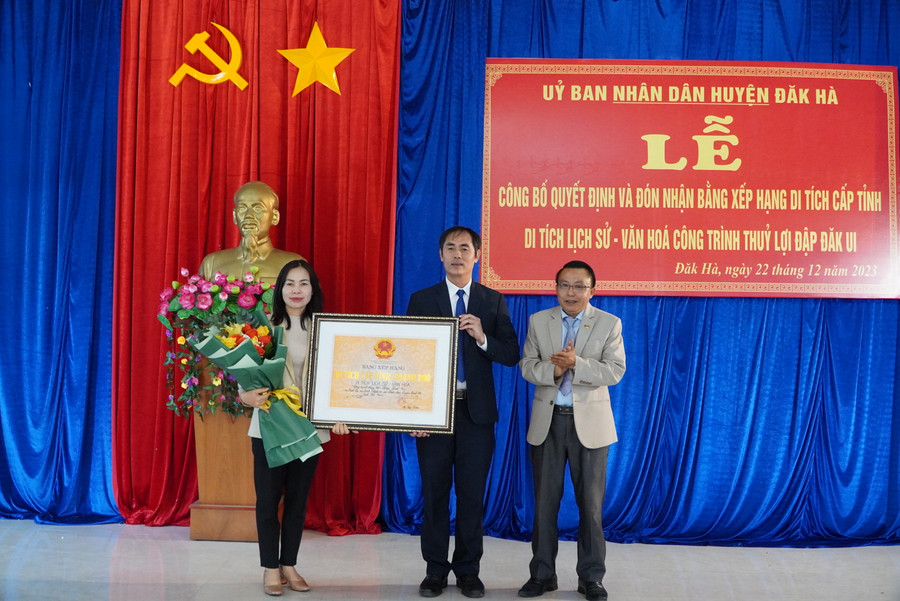 Lãnh đạo huyện Đăk Hà đón nhận Bằng xếp hạng Di tích lịch sử cấp tỉnh với Di tích lịch sử - văn hóa Công trình thủy lợi đập Đăk Ui. Ảnh: VT Lãnh đạo huyện Đăk Hà đón nhận Bằng xếp hạng Di tích lịch sử cấp tỉnh với Di tích lịch sử - văn hóa Công trình thủy lợi đập Đăk Ui. Ảnh: VT