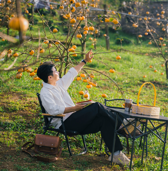 Đến Mộc Châu thăm vườn hồng, thưởng thức món quà của mùa thu - Ảnh 3. Du khách check-in tại vườn hồng Mộc Châu. Ảnh: QUANG KIÊN