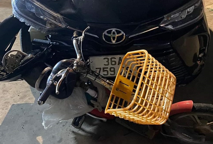 Tài xế ôtô vi phạm nồng độ cồn tông chết người bỏ chạy là viên chức Văn phòng đăng ký đất đai - Ảnh 3. Chiếc ôtô bị người dân bắt giữ sau khi bỏ chạy khỏi hiện trường khoảng 5 km