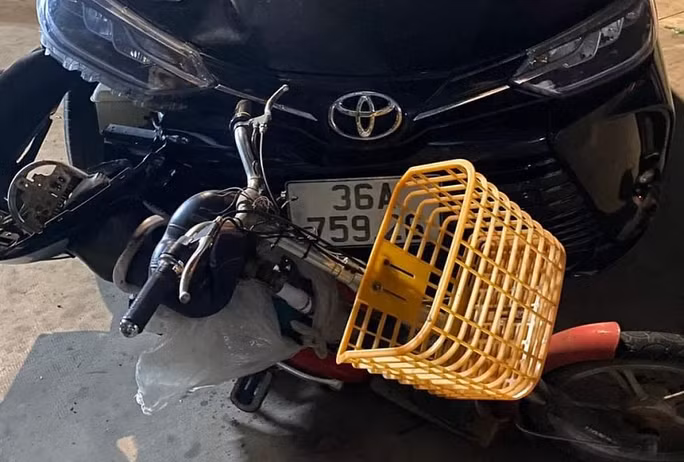 Chiếc ôtô bị người dân bắt giữ sau khi bỏ chạy khỏi hiện trường khoảng 5 km