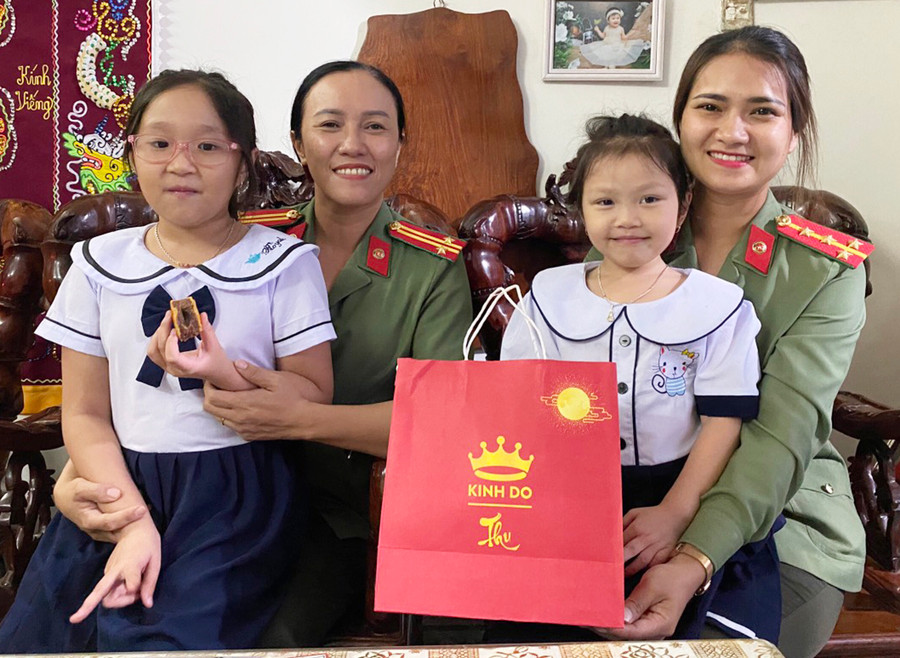 Cán bộ Hội Phụ nữ Công an tỉnh thăm hỏi, tặng quà cháu Lâm Ngọc Gia Linh (bìa trái) và Lâm Ngọc An Nhiên. Ảnh: R.H Cán bộ Hội Phụ nữ Công an tỉnh thăm hỏi, tặng quà cháu Lâm Ngọc Gia Linh (bìa trái) và Lâm Ngọc An Nhiên. Ảnh: R.H