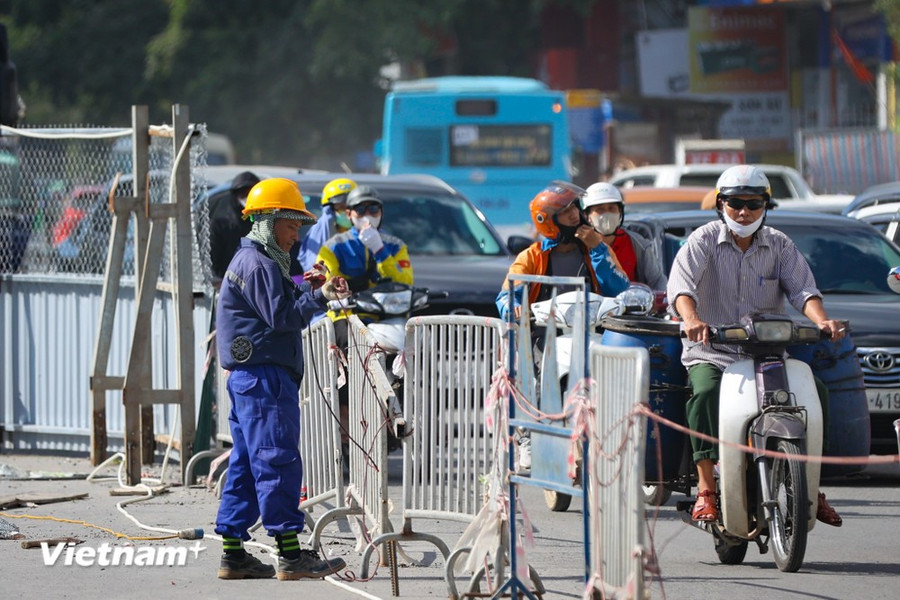 Nắng nóng còn có thể gây tình trạng mất nước, kiệt sức, đột quỵ do sốc nhiệt đối với cơ thể người khi tiếp xúc lâu với nền nhiệt độ cao.. (Ảnh: Hoài Nam/Vietnam+) Nắng nóng còn có thể gây tình trạng mất nước, kiệt sức, đột quỵ do sốc nhiệt đối với cơ thể người khi tiếp xúc lâu với nền nhiệt độ cao.. (Ảnh: Hoài Nam/Vietnam+)