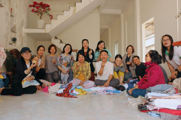 Nụ cười hạnh phúc của những phụ nữ khuyết tật trong “Cửa tiệm hạnh phúc”. Ảnh: Trúc Hà