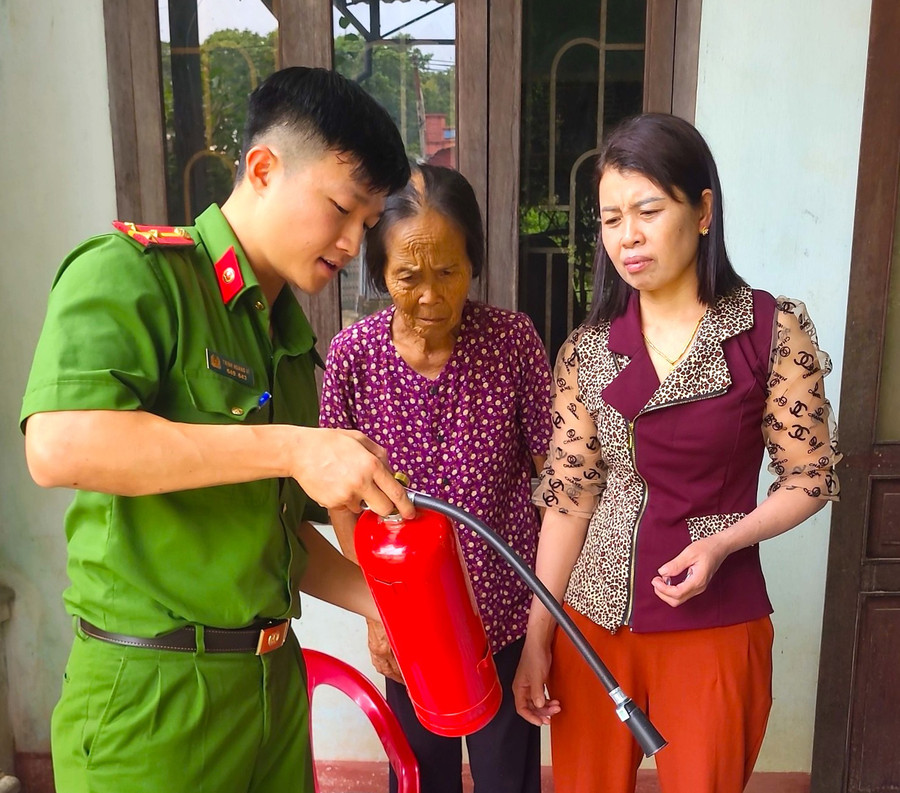 Công an thị trấn Kông Chro (huyện Kông Chro) hướng dẫn người dân cách sử dụng bình chữa cháy an toàn, hiệu quả. Ảnh: Ngọc Minh Công an thị trấn Kông Chro (huyện Kông Chro) hướng dẫn người dân cách sử dụng bình chữa cháy an toàn, hiệu quả. Ảnh: Ngọc Minh