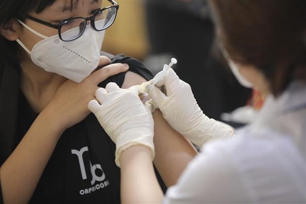 Nhân viên y tế quận Đống Đa (Hà Nội) tiêm vaccine cho người dân. (Ảnh: Minh Quyết/TTXVN) Nhân viên y tế quận Đống Đa (Hà Nội) tiêm vaccine cho người dân. (Ảnh: Minh Quyết/TTXVN)