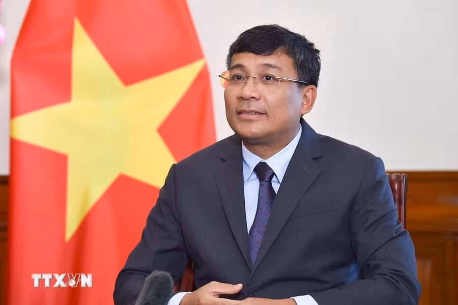 Thứ trưởng Thường trực Bộ Ngoại giao Nguyễn Minh Vũ trả lời phỏng vấn trước chuyến thăm chính thức Hàn Quốc của Thủ tướng Chính phủ Phạm Minh Chính. (Ảnh: TTXVN phát)