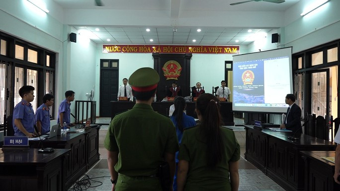 Tòa tuyên phạt bị cựu giáo viên Hồ Thị Phương Lan 12 năm tù.