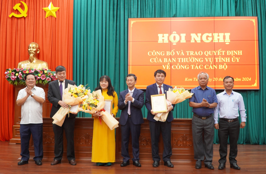 Thường trực Tỉnh ủy trao Quyết định 3 đồng chí Ủy viên Ban Thường vụ Tỉnh ủy. Ảnh: DN Thường trực Tỉnh ủy trao Quyết định 3 đồng chí Ủy viên Ban Thường vụ Tỉnh ủy. Ảnh: DN