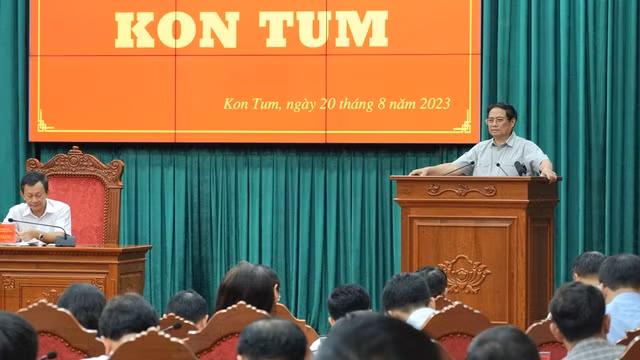 Thủ tướng Chính phủ Phạm Minh Chính biểu dương những nỗ lực và đánh giá cao kết quả đạt được của Đảng bộ, chính quyền, quân và dân tỉnh Kon Tum. Ảnh: TRANG ANH