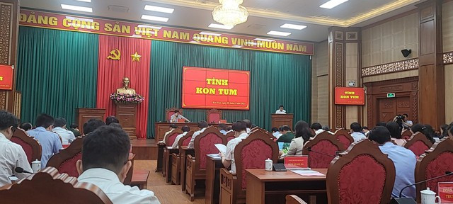 Lãnh đạo Kon Tum báo cáo tình hình phát triển kinh tế - xã hội trên địa bàn tỉnh. Ảnh: TRANG ANH