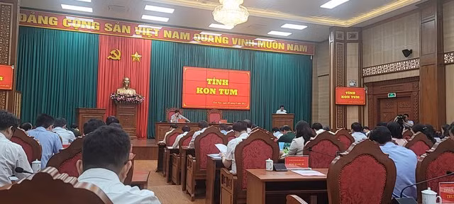Lãnh đạo Kon Tum báo cáo tình hình phát triển kinh tế - xã hội trên địa bàn tỉnh. Ảnh: TRANG ANH