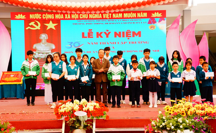 Đồng chí Nguyễn Xuân Ngọc - Chủ tịch Hội khuyến học tỉnh, trao học bổng cho các học sinh hiếu học Đồng chí Nguyễn Xuân Ngọc - Chủ tịch Hội khuyến học tỉnh, trao học bổng cho các học sinh hiếu học