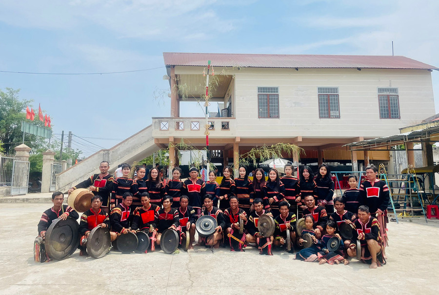 Đội cồng chiêng buôn Ama Djơng có sự tiếp nối giữa người già và lớp trẻ. Ảnh: Đ.V