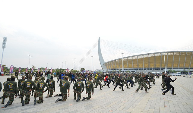 Các nghệ sĩ tập luyện chuẩn bị cho lễ khai mạc SEA Games 32 bên ngoài SVĐ Morodok Techo - Ảnh: khmertimeskh.com Các nghệ sĩ tập luyện chuẩn bị cho lễ khai mạc SEA Games 32 bên ngoài SVĐ Morodok Techo - Ảnh: khmertimeskh.com