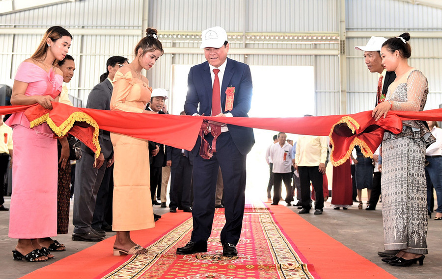 Ông Lê Thanh Hưng-Tổng Giám đốc Tập đoàn Công nghiệp cao su Việt Nam cắt băng khánh thành Nhà máy chế biến mủ cao su Chư Păh Kampong Thom. Ảnh: Hà Đức Thành