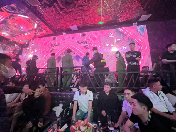 Lực lượng chức năng kiểm tra quán bar. Lực lượng chức năng kiểm tra quán bar.